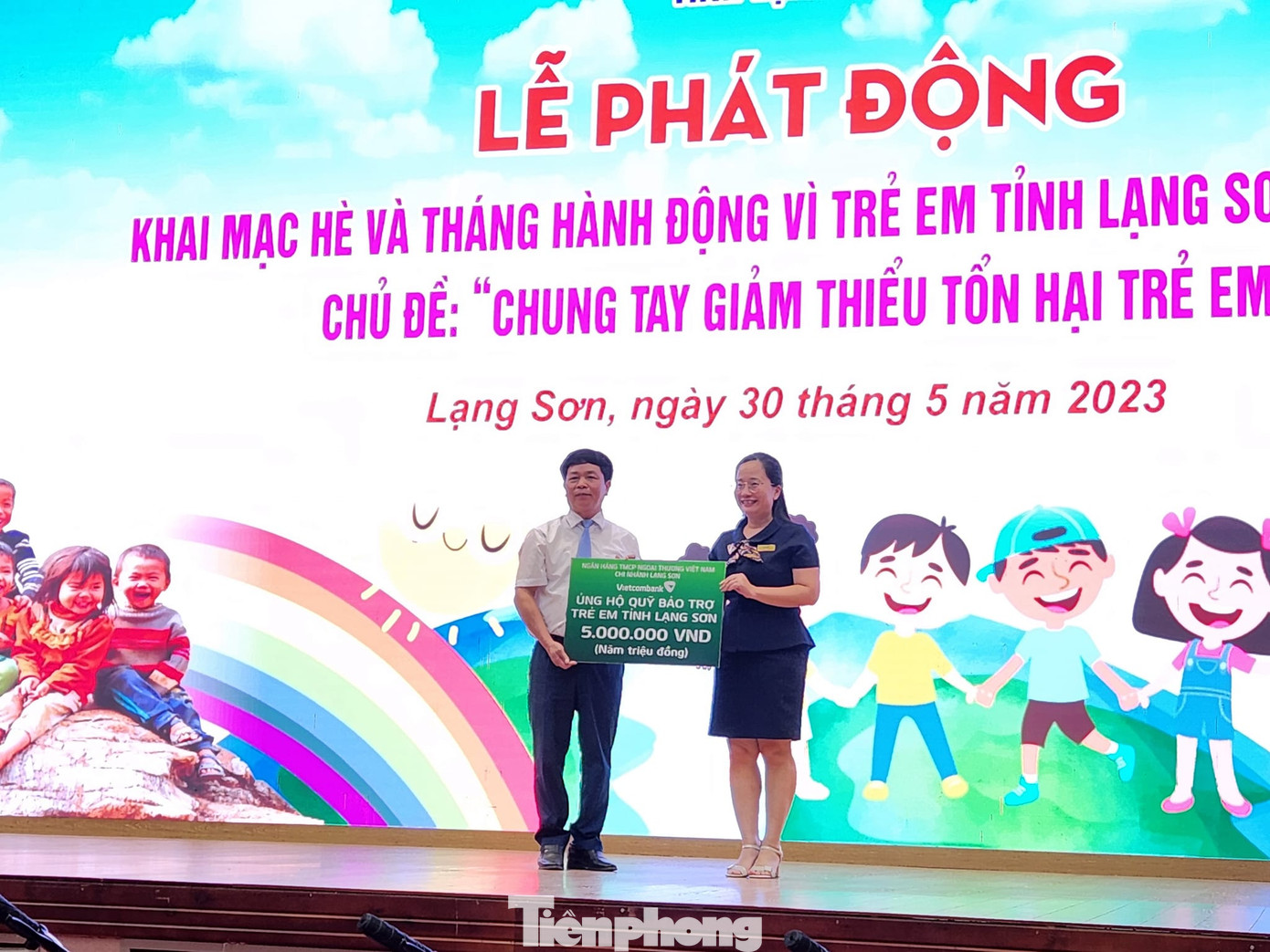 Nhiều tình cảm, phần quà của các doanh nghiệp, nhà hảo tâm chung tay giúp sức để bảo vệ, chăm sóc trẻ em. Ảnh: Duy Chiến