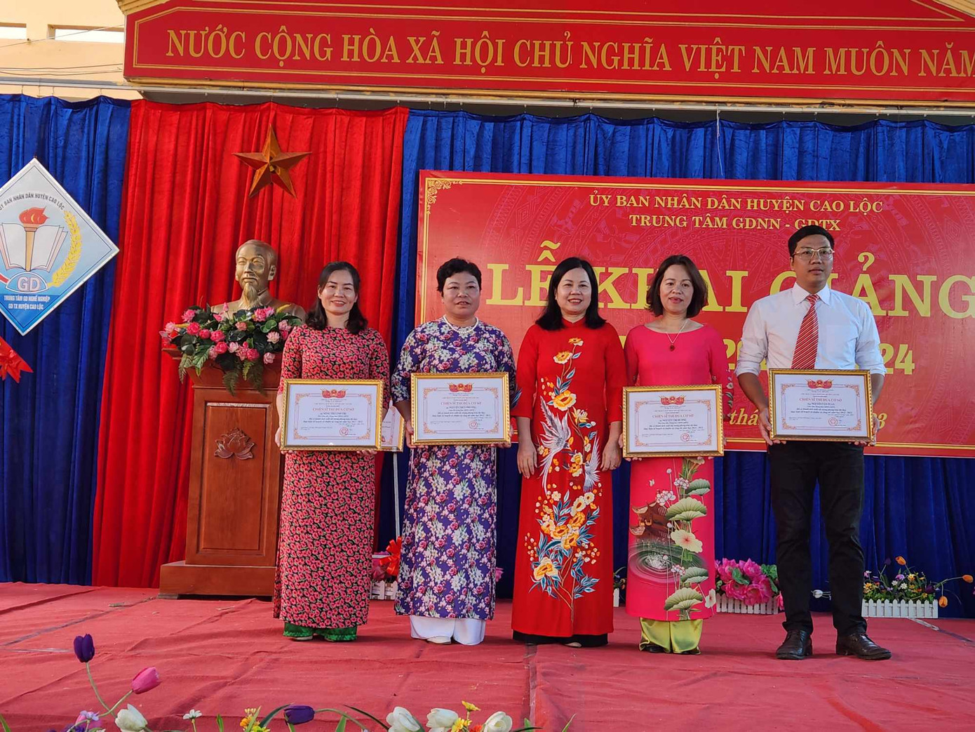 Trung tâm GDNN-GDTX huyện Cao Lộc nhận khen thưởng của các cấp, các ngành. Ảnh: Duy Chiến