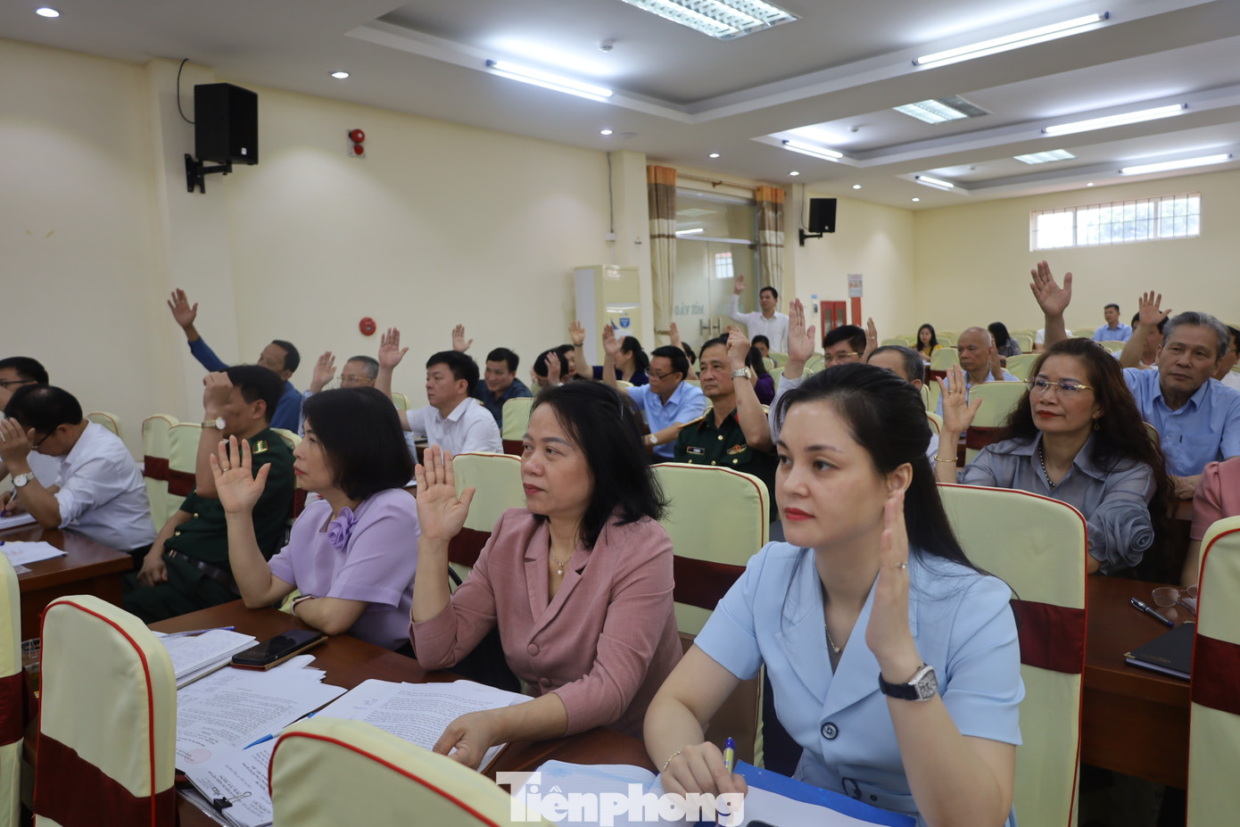 Các thành viên Ủy ban MTTQ Việt Nam tỉnh Lạng Sơn biểu quyết nhất trí cao công tác nhân sự và các nội dung của kỳ họp. Ảnh: Duy Chiến