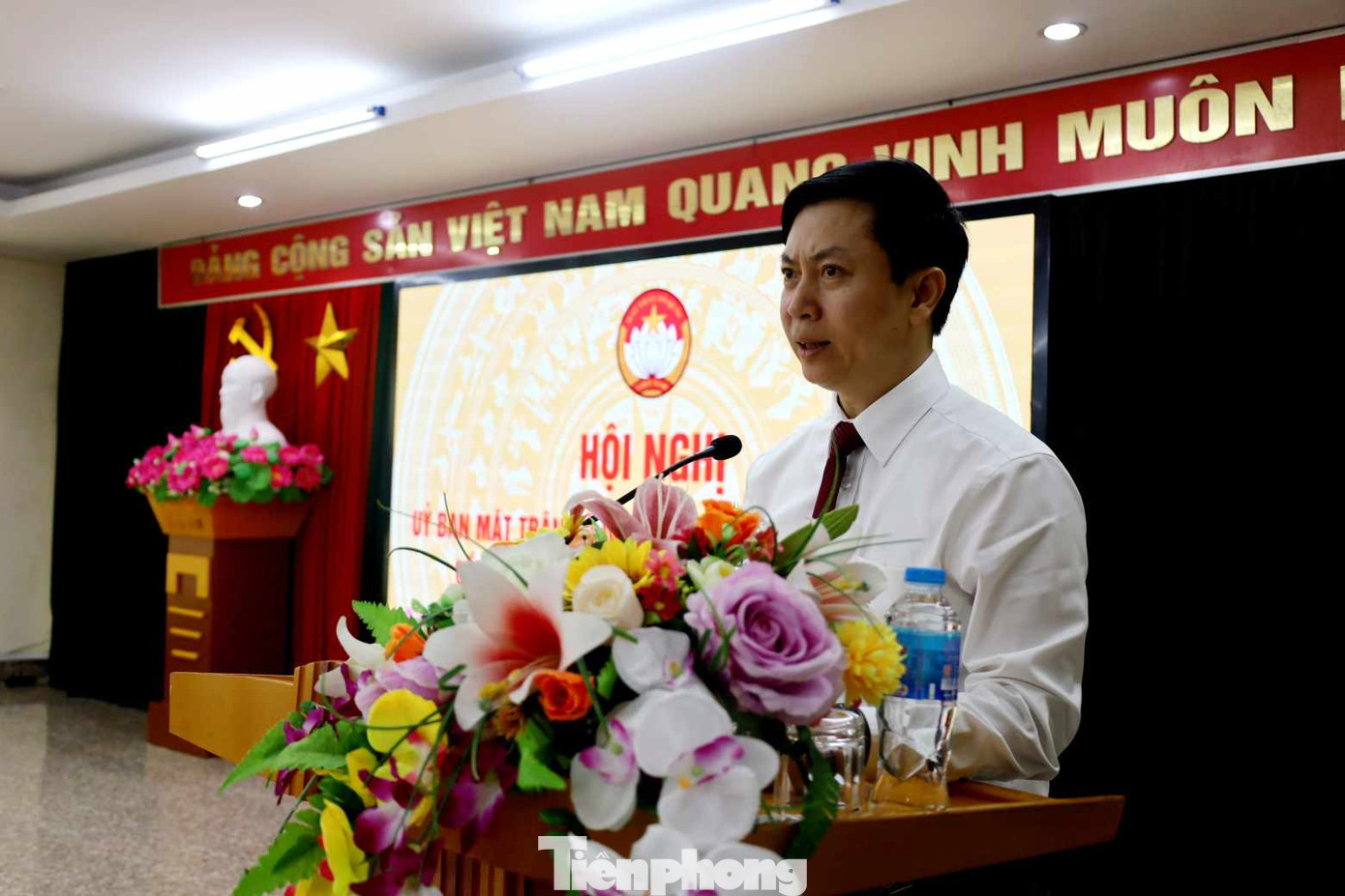 Thay mặt các đồng chí vừa được bầu cử, giữ các chức vụ chủ chốt tại Ủy ban MTTQ Việt Nam tỉnh Lạng Sơn, ông Nguyễn Hoàng Tùng- tân Chủ tịch phát biểu nhận nhiệm vụ. Ảnh: Duy Chiến