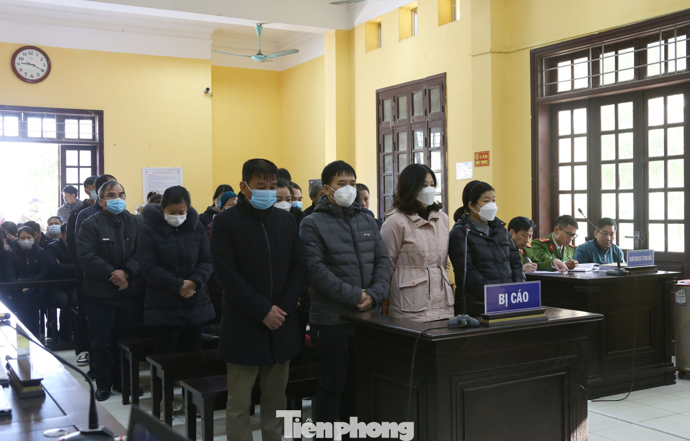 24 bị cáo ra tòa lĩnh án -Ảnh: Duy Chiến 24 bị cáo ra tòa lĩnh án -Ảnh: Duy Chiến