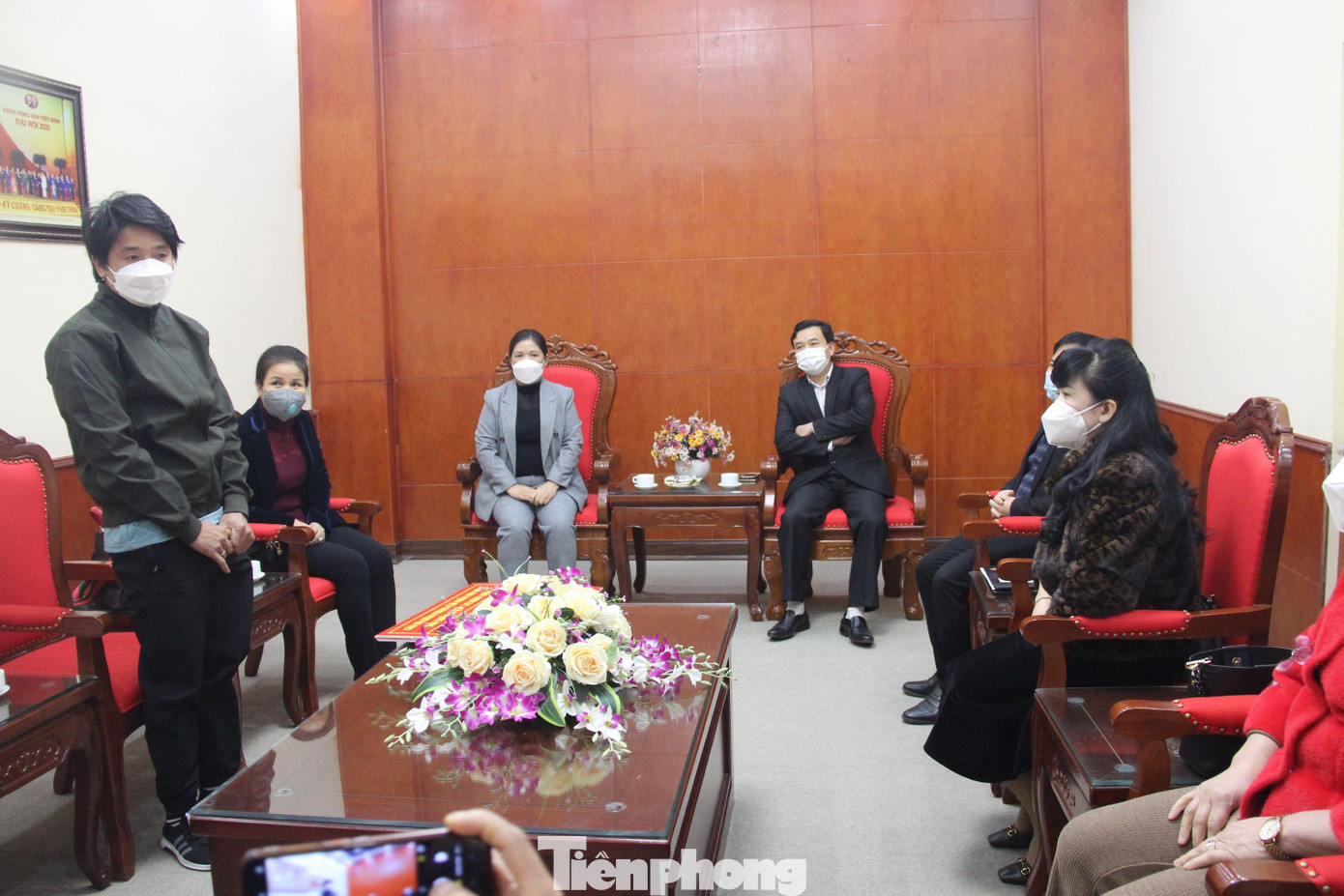 Anh Tuấn (bìa trái, đứng) xúc động cảm ơn tình cảm, nghĩa tình của người dân biên giới Lạng Sơn -Ảnh: Duy Chiến Anh Tuấn (bìa trái, đứng) xúc động cảm ơn tình cảm, nghĩa tình của người dân biên giới Lạng Sơn -Ảnh: Duy Chiến