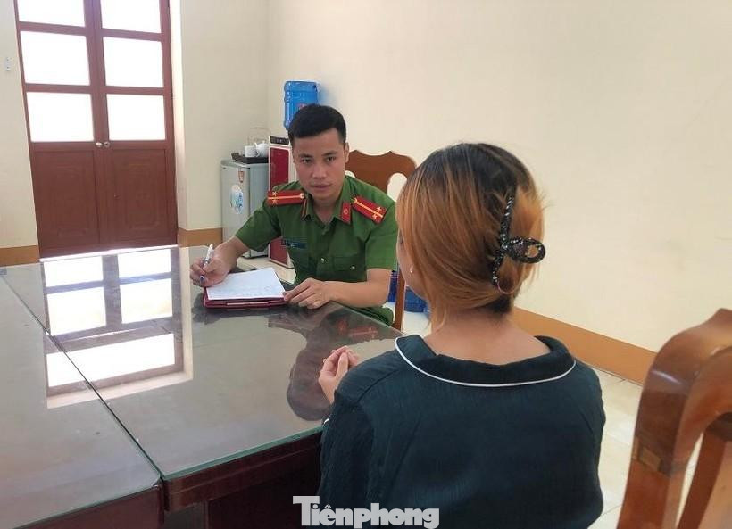 Một nạn nhân làm việc với cơ quan điều tra về việc mình bị bán vào quán karaoke -Ảnh: TL