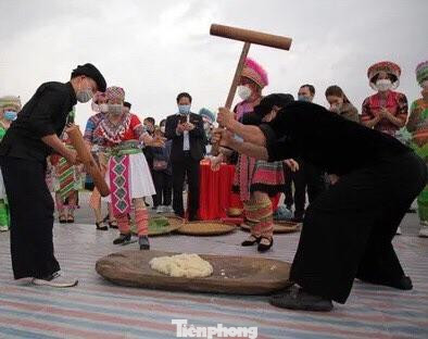 Thi giã bánh tại Ngày hội Văn hóa dân tộc Mông lần thứ III -ảnh: L. Hạnh Thi giã bánh tại Ngày hội Văn hóa dân tộc Mông lần thứ III -ảnh: L. Hạnh