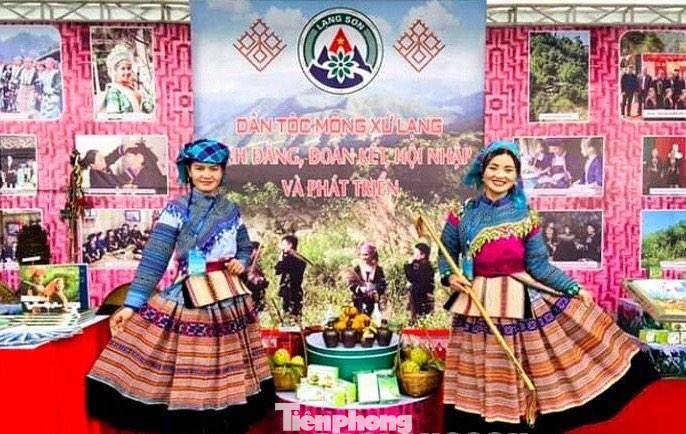 Không gian "Người Mông xứ Lạng" cuốn hút người xem, chiêm ngưỡng -Ảnh: PV Không gian "Người Mông xứ Lạng" cuốn hút người xem, chiêm ngưỡng -Ảnh: PV