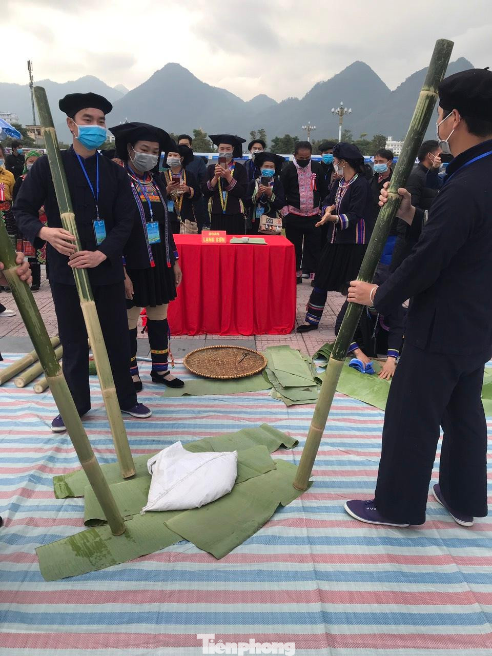 Các đội thi giã bánh -Ảnh: Duy Chiến Các đội thi giã bánh -Ảnh: Duy Chiến