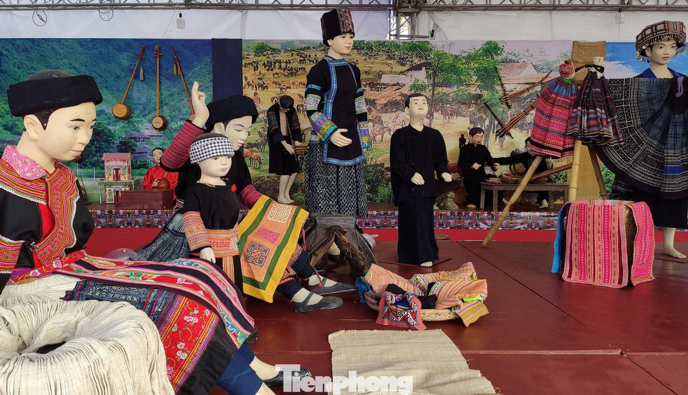 Sắc tộc người Mông được trưng bày, giới thiệu -Ảnh: PV Sắc tộc người Mông được trưng bày, giới thiệu -Ảnh: PV