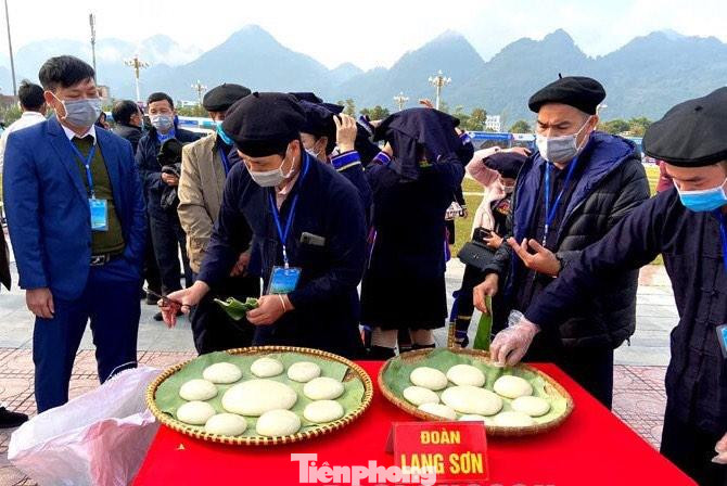 Đoàn Lạng Sơn giới thiệu những sản vật của người Mông xứ Lạng -Ảnh: PV Đoàn Lạng Sơn giới thiệu những sản vật của người Mông xứ Lạng -Ảnh: PV