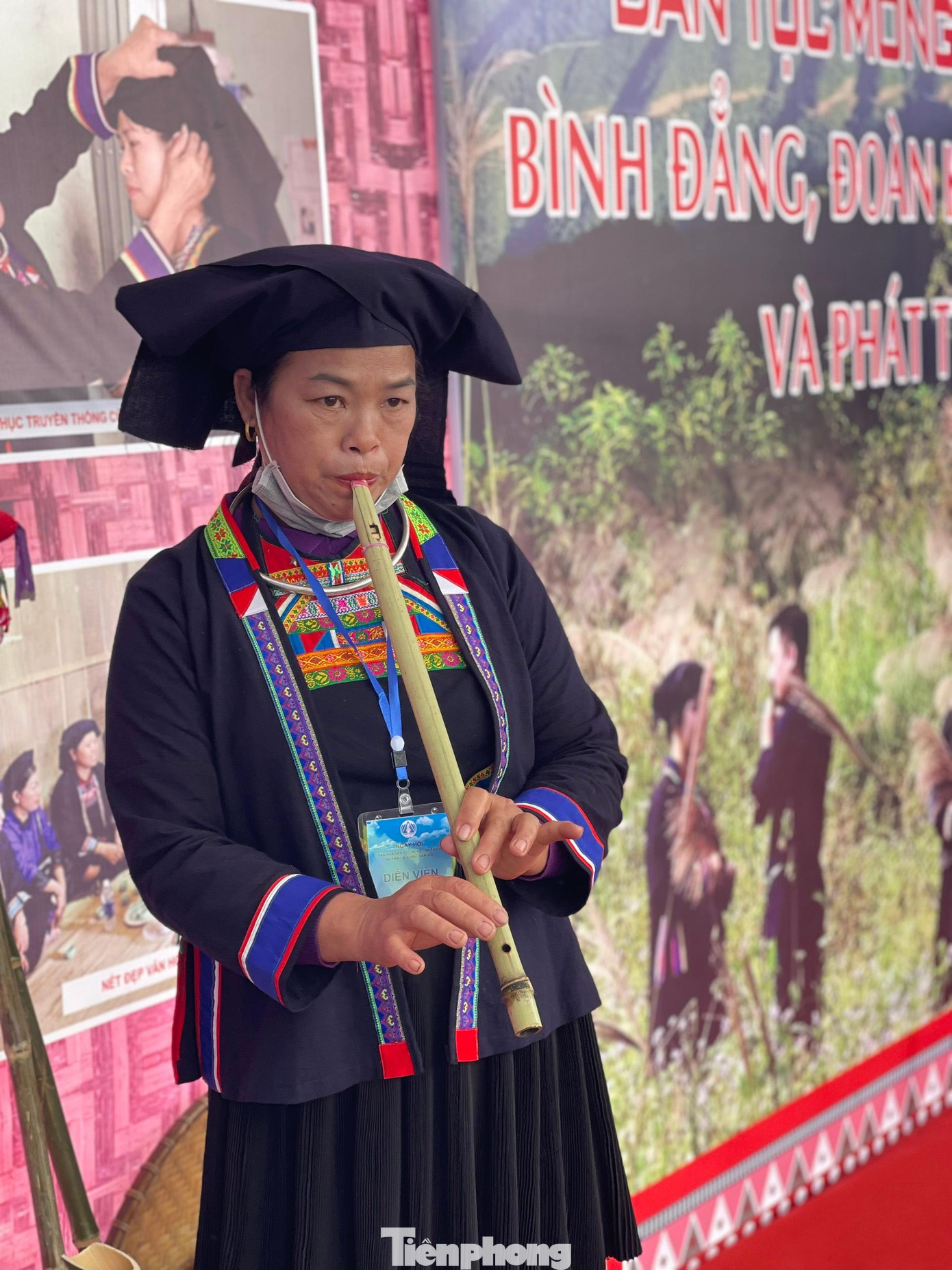 Người phụ nữ Mông thổi kèn giao lưu, tâm tình -Ảnh: Duy Chiến Người phụ nữ Mông thổi kèn giao lưu, tâm tình -Ảnh: Duy Chiến