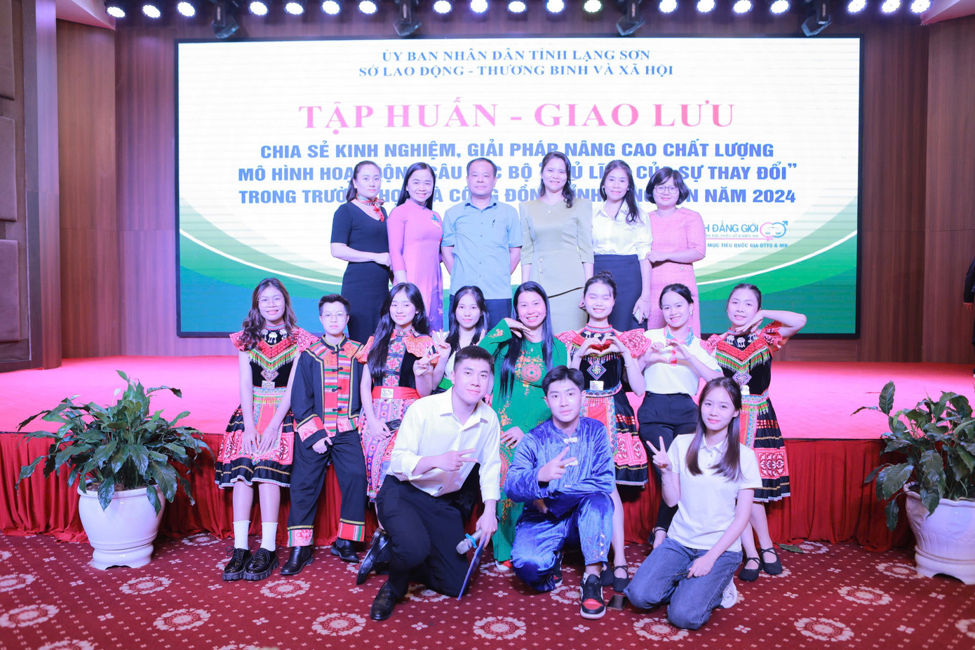 Nhiều thanh niên, học sinh tham gia chương trình. Nhiều thanh niên, học sinh tham gia chương trình.