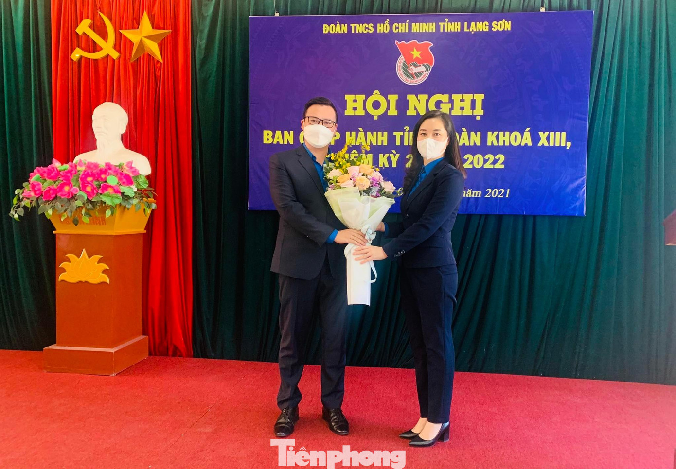 Anh Lương Đình Chung (bìa trái)- Bí thư Thành đoàn nhận hoa chúc mừng của đại diện Ban chấp hành Tỉnh đoàn Lạng Sơn.