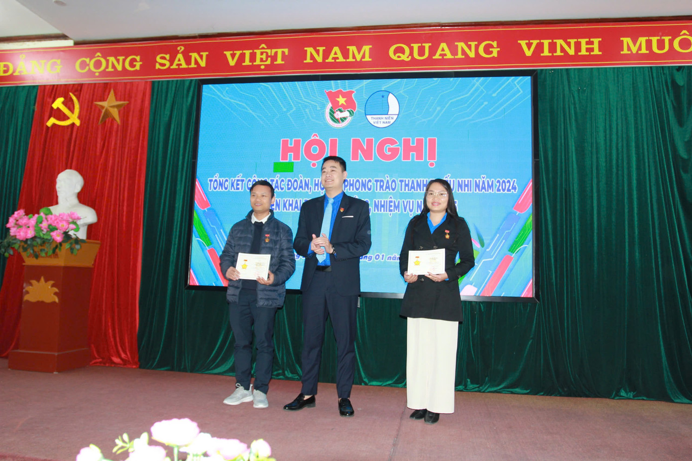 Lãnh đạo Tỉnh Đoàn trao Kỷ niệm chương Vì thế hệ trẻ cho 2 cá nhân có nhiều đóng góp cho tổ chức Đoàn và phong trào thanh thiếu nhi Lạng Sơn.