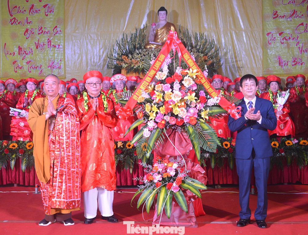 Ông Nông Dương Sơn, Phó Chủ tịch Ủy ban MTTQVN tỉnh Lạng Sơn tặng hoa chúc mừng Đại lễ. Ảnh: Duy Chiến. Ông Nông Dương Sơn, Phó Chủ tịch Ủy ban MTTQVN tỉnh Lạng Sơn tặng hoa chúc mừng Đại lễ. Ảnh: Duy Chiến.