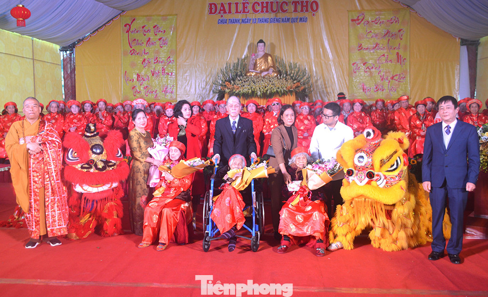 Đại diện lãnh đạo sở, ban ngành Lạng Sơn và Phật tử địa phương tặng hoa, quà các cụ cao niên. Ảnh: Duy Chiến. Đại diện lãnh đạo sở, ban ngành Lạng Sơn và Phật tử địa phương tặng hoa, quà các cụ cao niên. Ảnh: Duy Chiến.