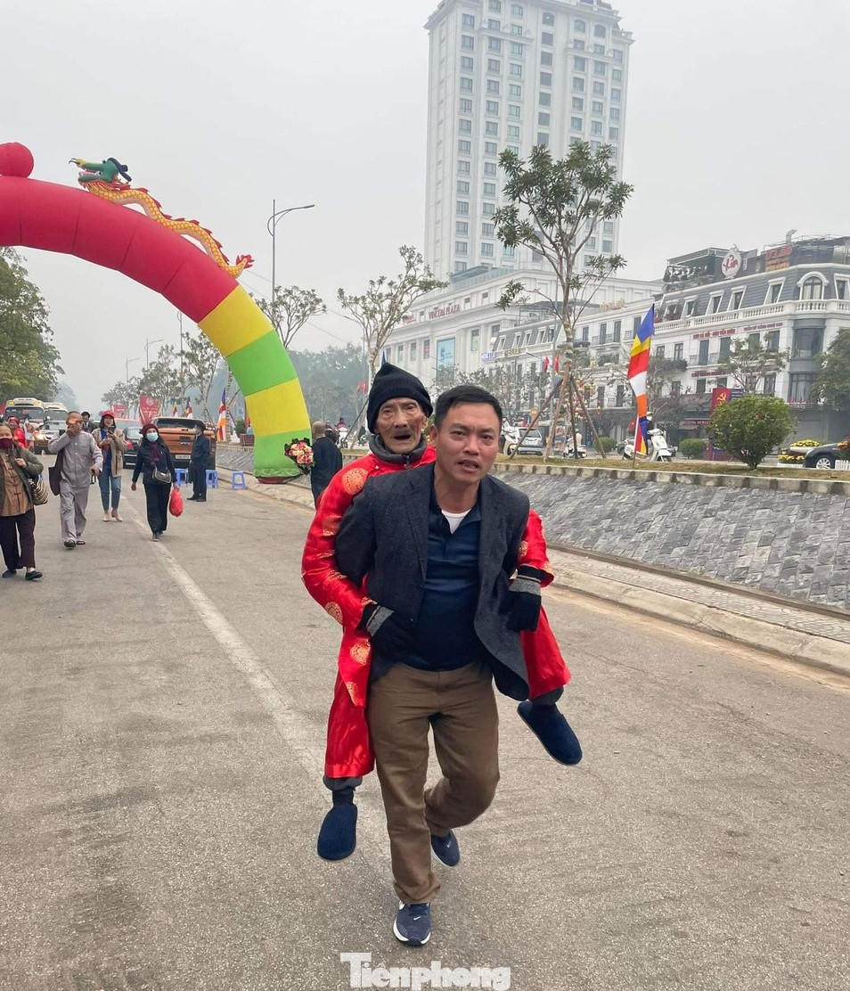 Con cháu cõng các cụ cao niên đến Đại lễ. Ảnh: Duy Chiến. Con cháu cõng các cụ cao niên đến Đại lễ. Ảnh: Duy Chiến.