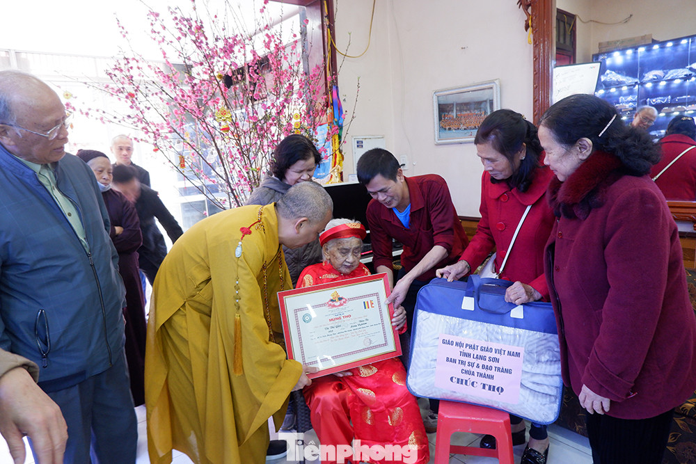 Các cụ trên 100 tuổi được đại diện Giáo hội PGVN tỉnh đến tư gia chúc thọ. Ảnh: Duy Chiến. Các cụ trên 100 tuổi được đại diện Giáo hội PGVN tỉnh đến tư gia chúc thọ. Ảnh: Duy Chiến.