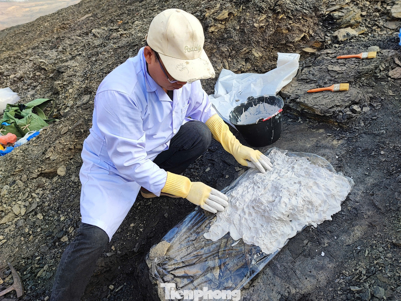 Các chuyên gia bảo tàng thu giữ được các mẫu vật quý tại Na Dương (Lộc Bình, Lạng Sơn).