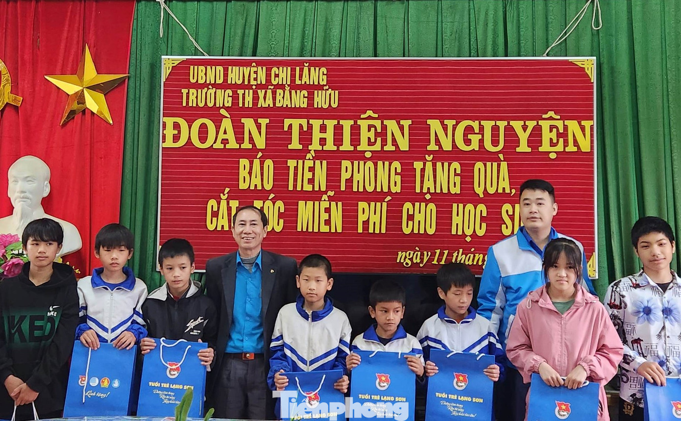 Đại diện Tỉnh Đoàn, báo Tiền Phong tại Lạng Sơn trao quà cho các em nghèo, hiếu học. Ảnh: Duy Chiến