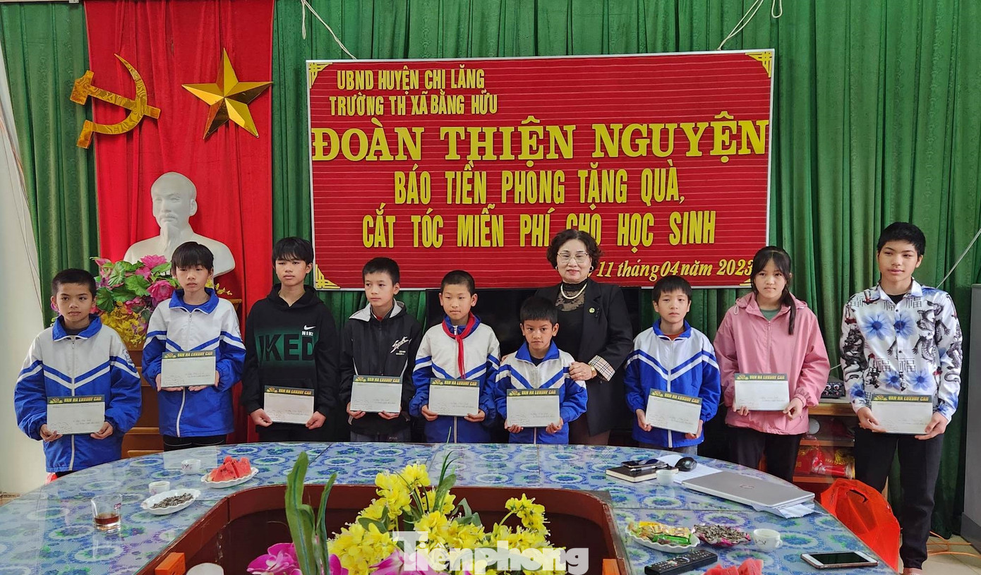 Các em nghèo nhận quà của nhà hảo tâm.