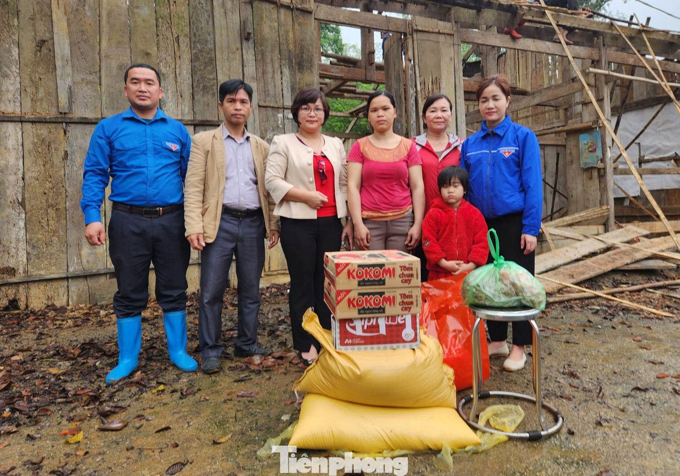 Các cơ quan, ban ngành huyện Chi Lăng, xã Bằng Hữu hỗ trợ gia đình em Hoàng Thu Thảo. Ảnh: Duy Chiến