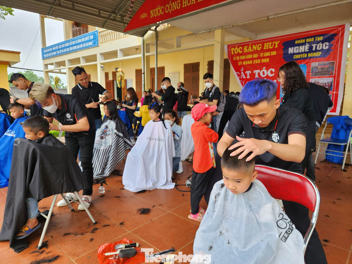 Các thợ trẻ salon tóc Sáng Huy, thành phố Lạng Sơn cắt tóc miễn phí cho các em vùng ba Bằng Hữu. Ảnh: Duy Chiến