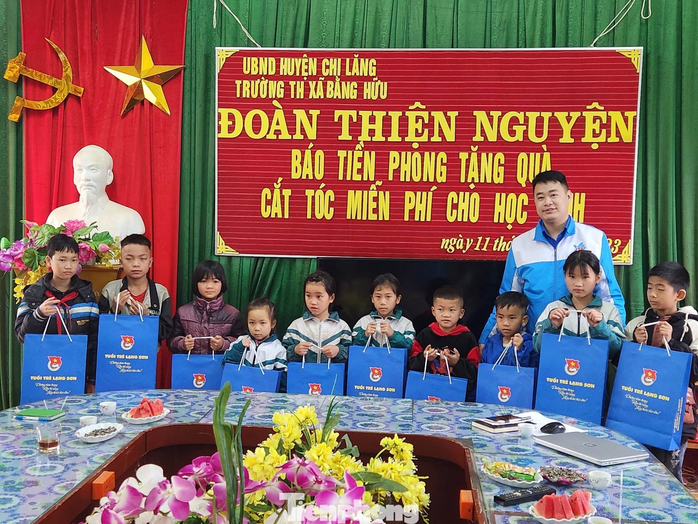 Anh Đoàn Thành Công, Phó Bí thư Tỉnh Đoàn trao quà cho học sinh nghèo. Ảnh: Duy Chiến