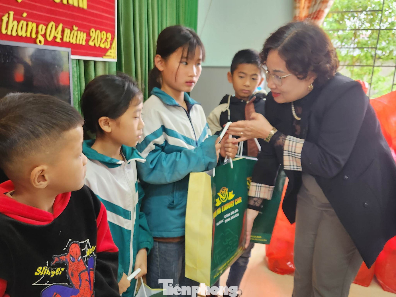 Đại diện hãng xe Vân Hà trao quà cho trẻ em nghèo