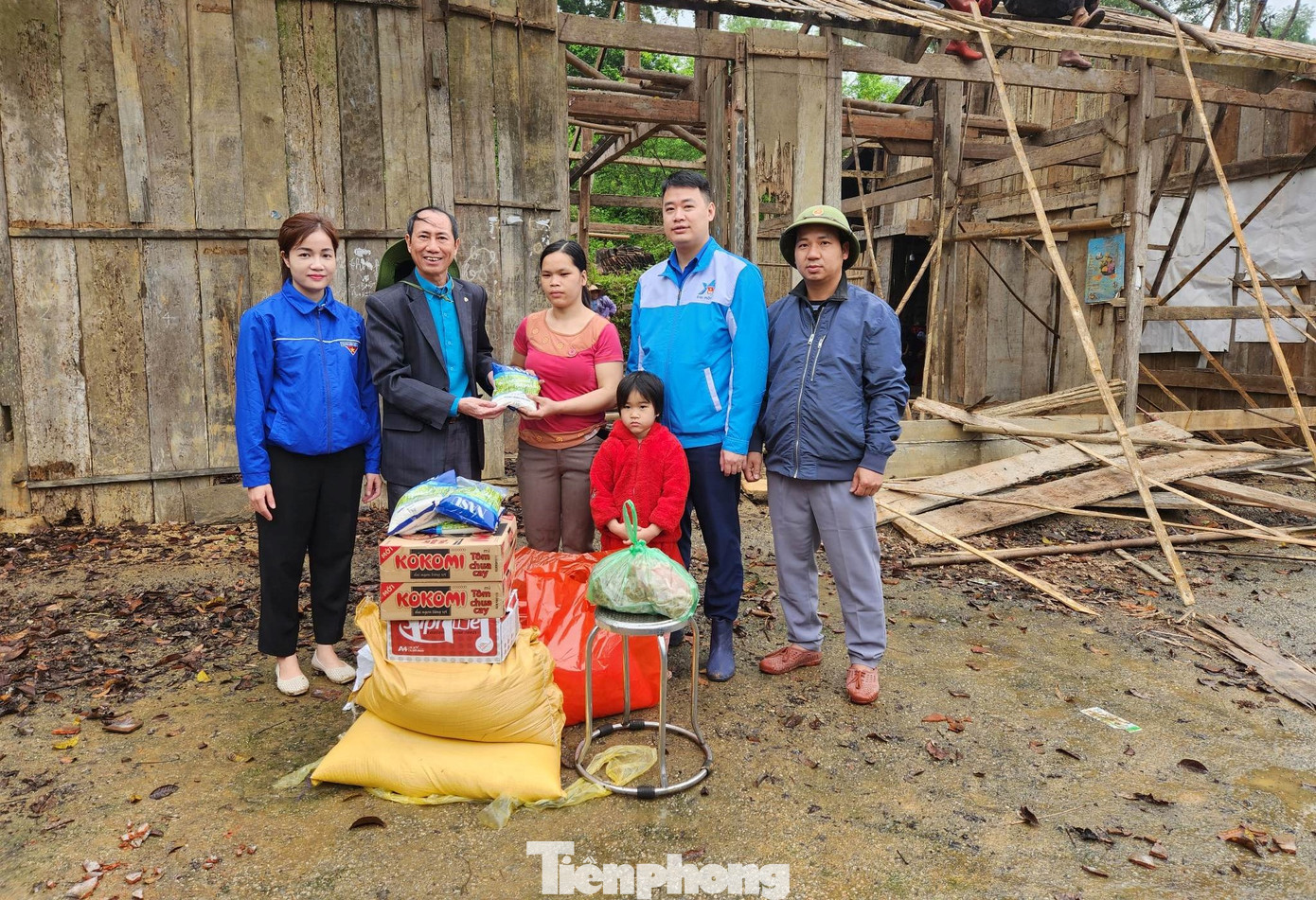 Tỉnh Đoàn - Hội LHTN Việt Nam tỉnh Lạng Sơn và báo Tiền Phong tại Lạng Sơn tặng quà cho gia đình em Hoàng Thu Thảo nhân dịp khởi công xây dựng "Nhà khăn quàng đỏ" tại thôn Cao Minh, xã Bằng Hữu, Chi Lăng. Ảnh: Duy Chiến