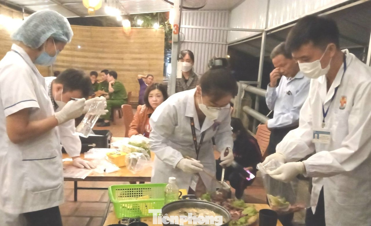 Lực lượng chức năng kiểm tra nồi lẩu ở quán vỉa hè. Ảnh: L.D