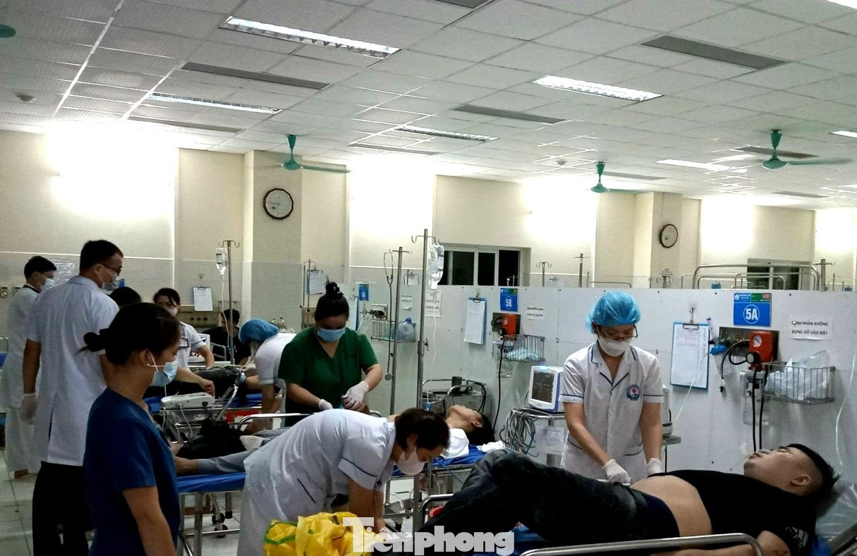 Các bệnh nhân được lực lượng Y tế cấp cứu sau khi ăn lẩu. Ảnh: L.D