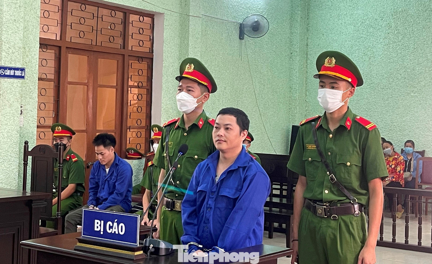 Bị cáo Phương Trần Cương (giữa) ra tòa lĩnh án -Ảnh: P.O