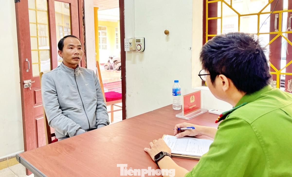 Đối tượng Nguyễn Tiến Long (bìa trái) khai nhận hành vi tại cơ quan điều tra -Ảnh: TL