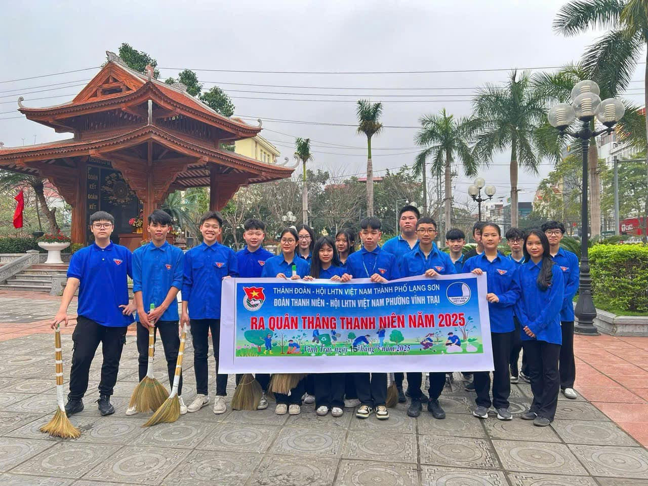 Theo đó, trong ngày 15 và 16/3, có 100% các cơ sở Đoàn đã đồng loạt ra quân "Ngày cao điểm xây dựng đô thị văn minh, bảo vệ môi trường và ứng phó với biến đổi khí hậu" với nhiều hoạt động ý nghĩa, thiết thực đã thu hút đoàn viên, thanh niên tham gia góp phần khẳng định tinh thần xung kích, tình nguyện của tuổi trẻ tỉnh nhà.