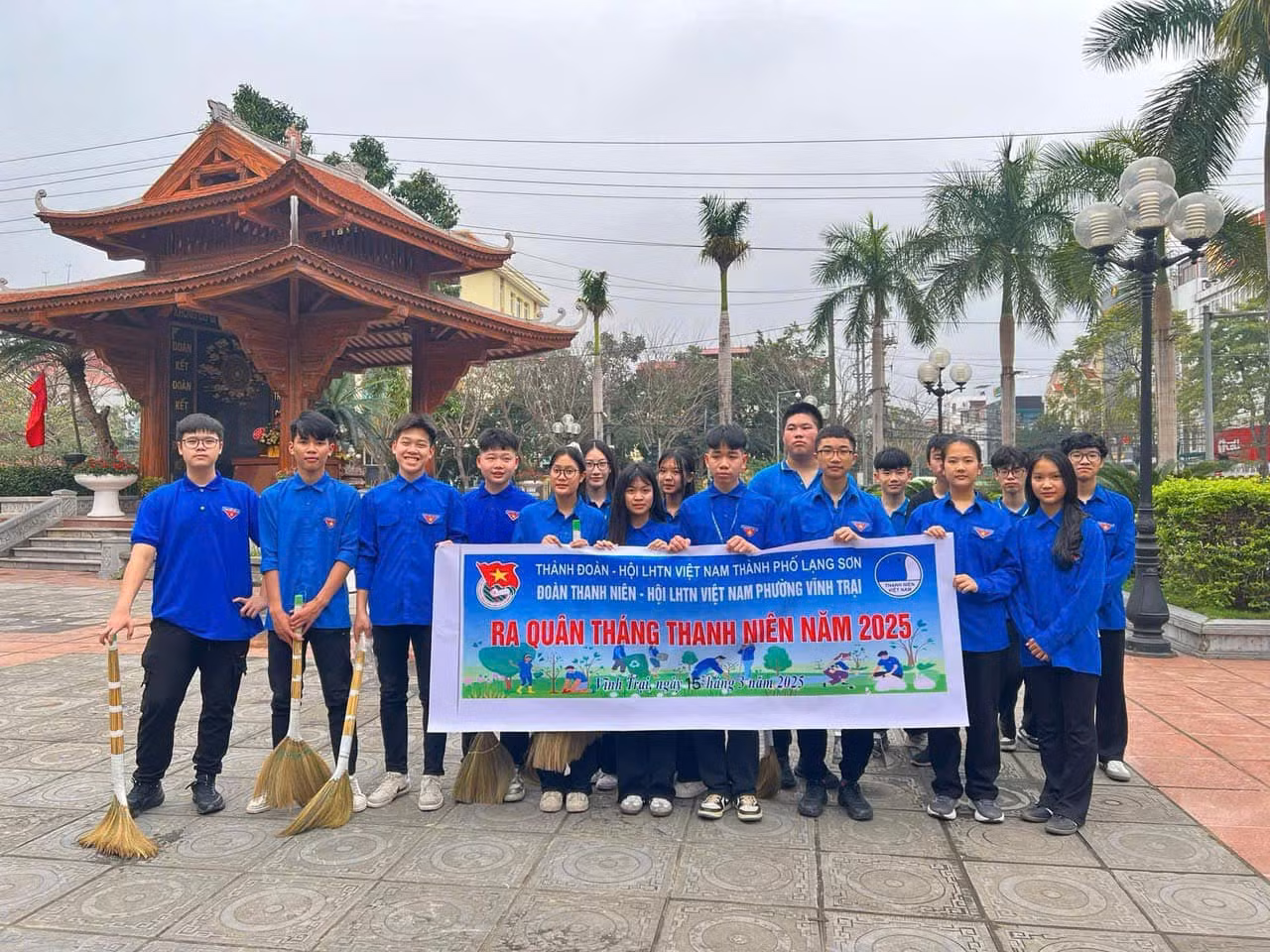 Theo đó, trong ngày 15 và 16/3, có 100% các cơ sở Đoàn đã đồng loạt ra quân "Ngày cao điểm xây dựng đô thị văn minh, bảo vệ môi trường và ứng phó với biến đổi khí hậu" với nhiều hoạt động ý nghĩa, thiết thực đã thu hút đoàn viên, thanh niên tham gia góp phần khẳng định tinh thần xung kích, tình nguyện của tuổi trẻ tỉnh nhà.