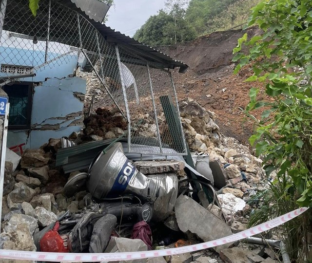 Hàng chục mét đất đá đổ vào nhà, khiến 5 người thương vong. Ảnh: TL Hàng chục mét đất đá đổ vào nhà, khiến 5 người thương vong. Ảnh: TL