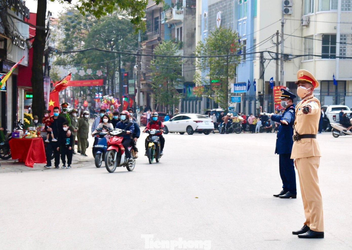 Lực lượng công an, dân quân, thanh tra giao thông bố trí các tổ, đội điều tiết giao thông trên cung đường mà đoàn rước kiệu đi qua, -Ảnh: LS Lực lượng công an, dân quân, thanh tra giao thông bố trí các tổ, đội điều tiết giao thông trên cung đường mà đoàn rước kiệu đi qua, -Ảnh: LS