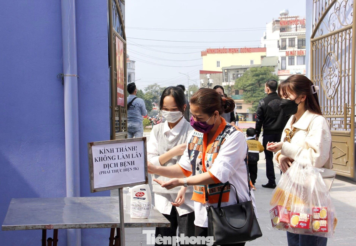 Công tác phòng, chống dịch bệnh được triển khai tại các địa điểm tổ chức lễ hội -Ảnh: LS Công tác phòng, chống dịch bệnh được triển khai tại các địa điểm tổ chức lễ hội -Ảnh: LS