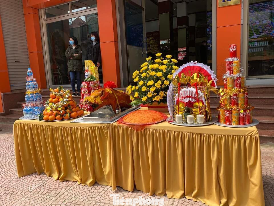 Hai bên đường, người dân, tiểu thương xứ Lạng bày biện mâm cỗ cúng tiến, mong một năm may mắn, thành công -Ảnh: LS Hai bên đường, người dân, tiểu thương xứ Lạng bày biện mâm cỗ cúng tiến, mong một năm may mắn, thành công -Ảnh: LS