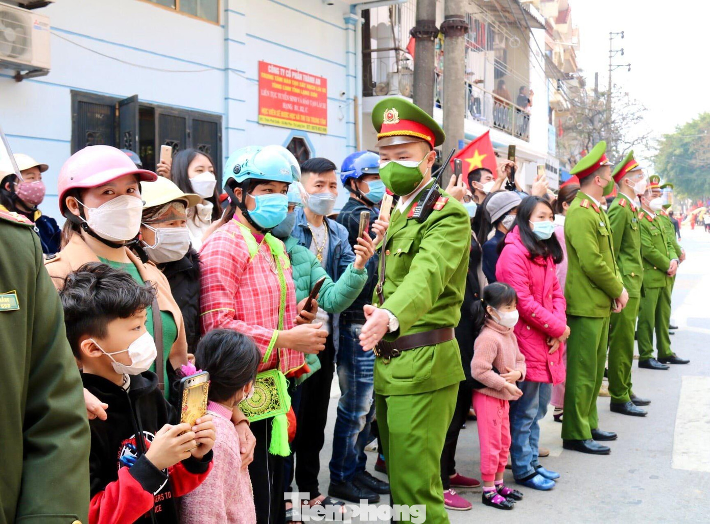 Lực lượng công an địa phương tham gia đảm bảo an ninh trật tự, nhắc nhở mọi người tuân thủ các biện pháp phòng, chống dịch bệnh -Ảnh: LS Lực lượng công an địa phương tham gia đảm bảo an ninh trật tự, nhắc nhở mọi người tuân thủ các biện pháp phòng, chống dịch bệnh -Ảnh: LS