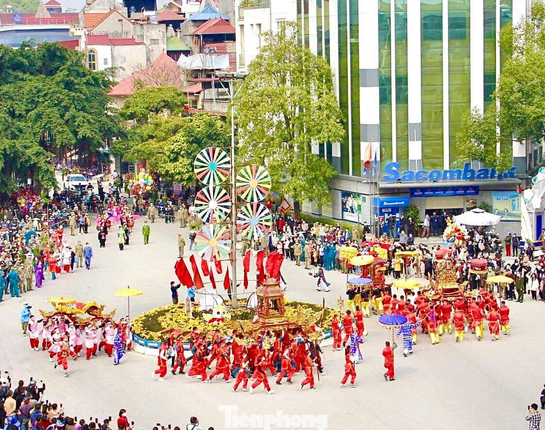 Lễ rước kiệu từ đền Tả Phủ đến đền Kỳ Cùng qua những con phố chính ở thành phố lạng Sơn dài chừng gần 2 km thu hút đông đảo người dân tham gia -Ảnh: LS Lễ rước kiệu từ đền Tả Phủ đến đền Kỳ Cùng qua những con phố chính ở thành phố lạng Sơn dài chừng gần 2 km thu hút đông đảo người dân tham gia -Ảnh: LS