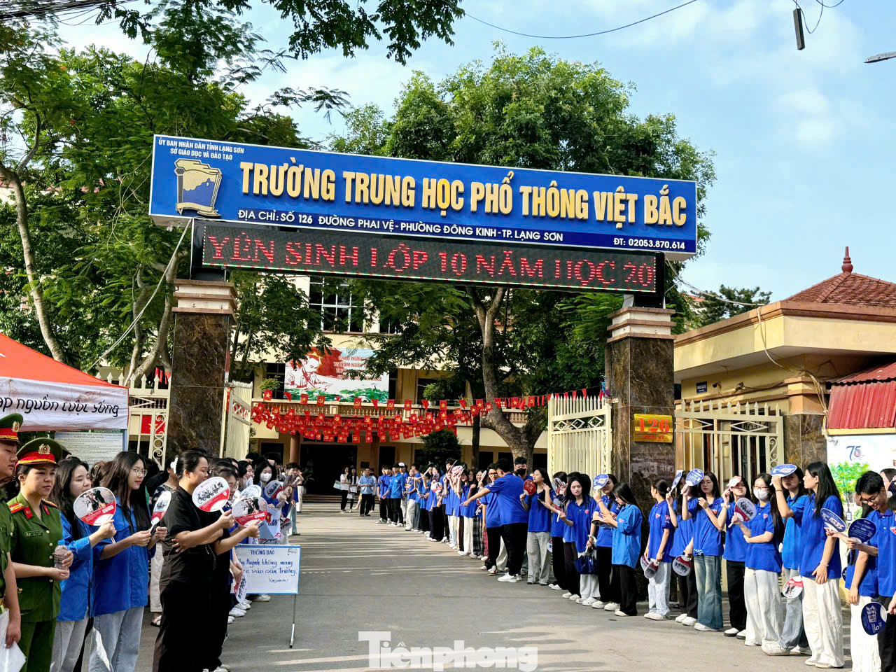 Đội hình tình nguyện chờ đón các em kết thúc môn thi môn Văn sáng nay (5/6) thành công. Đội hình tình nguyện chờ đón các em kết thúc môn thi môn Văn sáng nay (5/6) thành công.