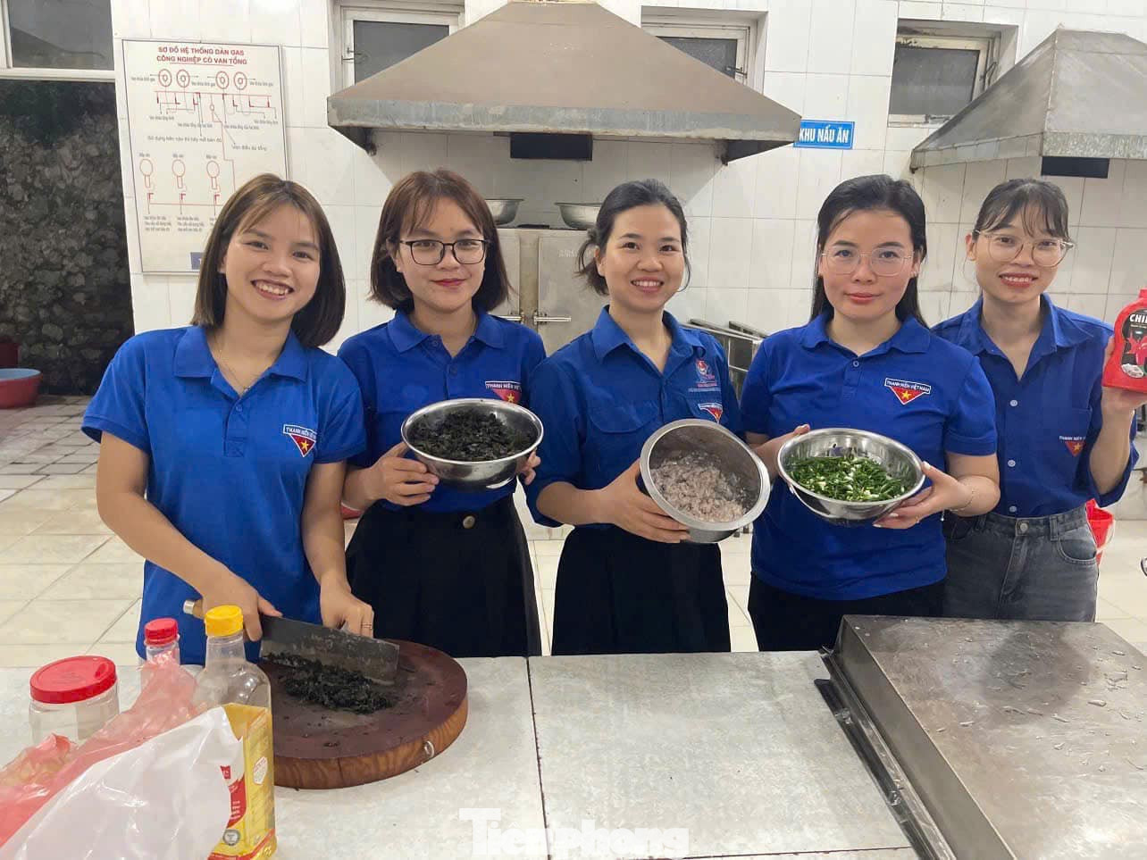 Các tổ đội tình nguyện chuẩn bị các đồ ăn, thức uống sạch, ngon cho các em học sinh nhà ở xa điểm thi. Các tổ đội tình nguyện chuẩn bị các đồ ăn, thức uống sạch, ngon cho các em học sinh nhà ở xa điểm thi.