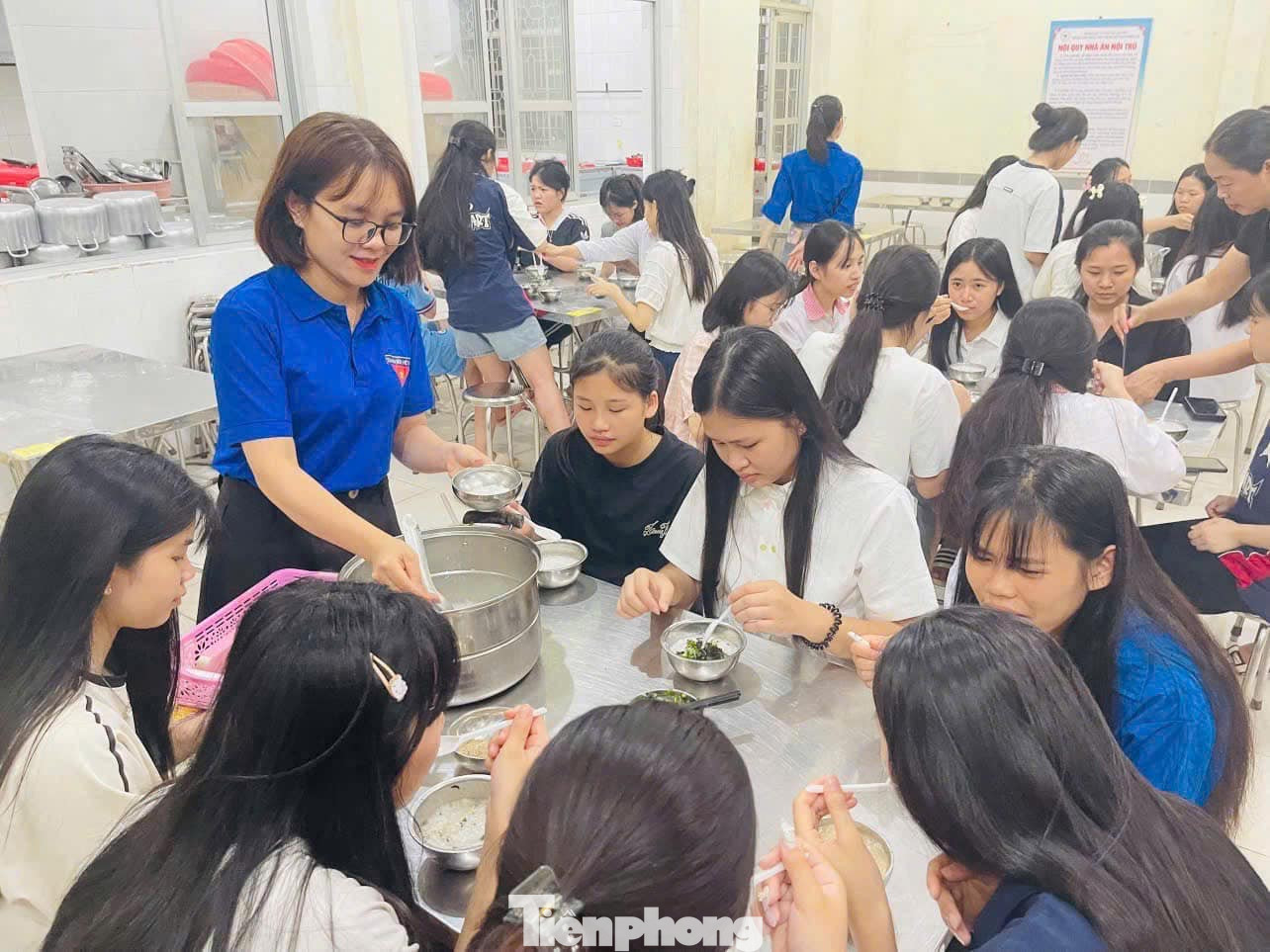 Các em học sinh được cung cấp bữa ăn sáng ngon lành, bổ dưỡng. Các em học sinh được cung cấp bữa ăn sáng ngon lành, bổ dưỡng.