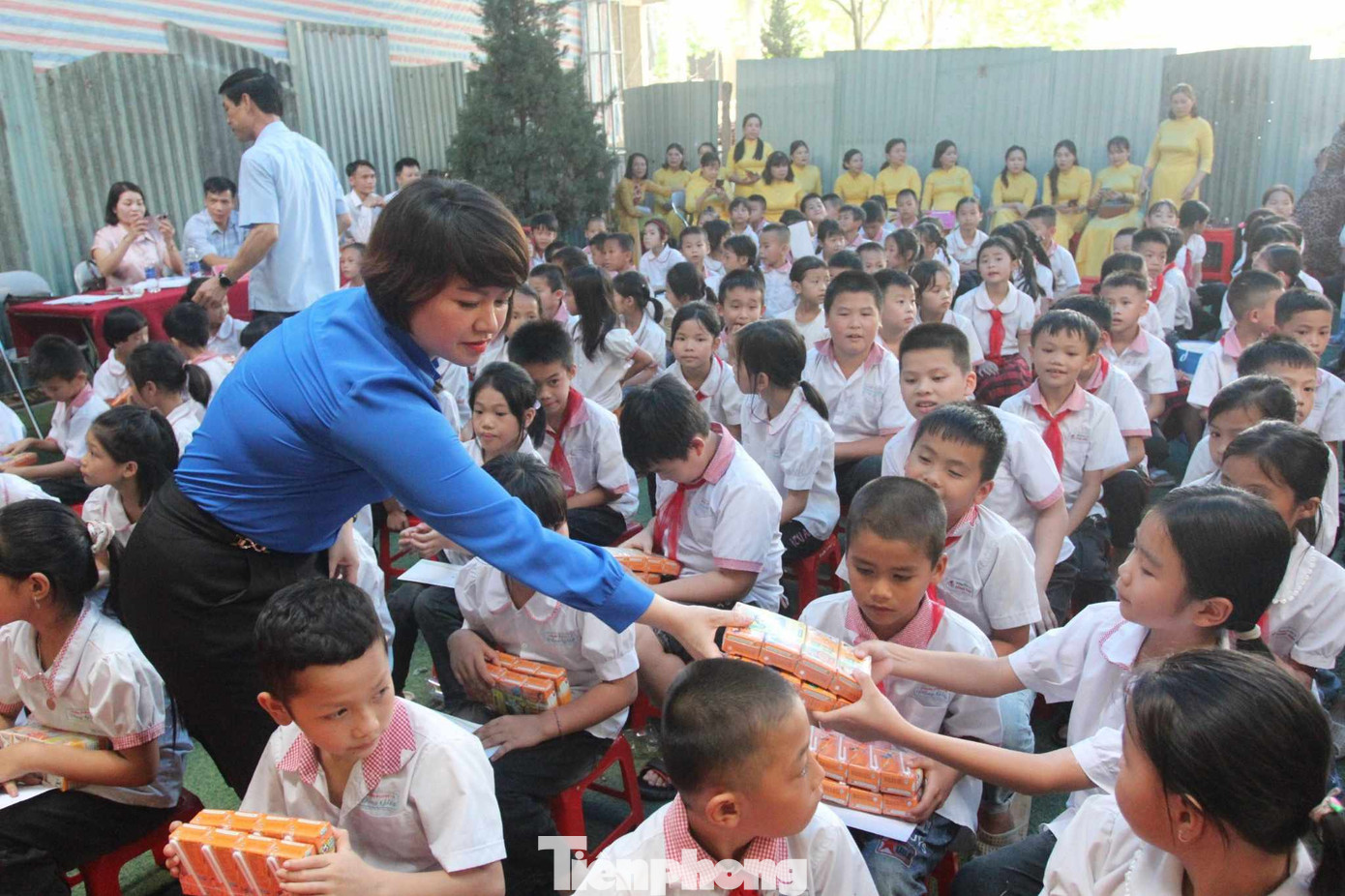 Tặng quà cho các em thiếu nhi xứ Lạng.