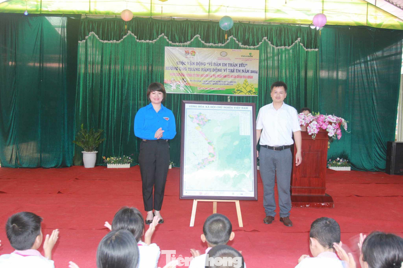 Tổ chức Đoàn Lạng Sơn tặng bản đồ Việt Nam cho các nhà trường và học sinh ở huyện Văn Quan.