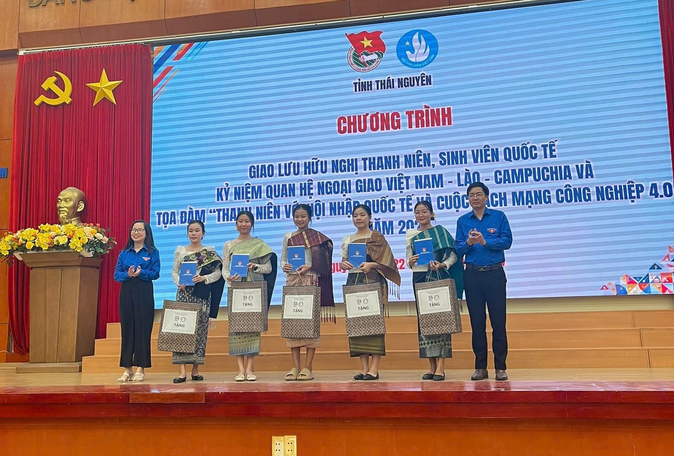 Tặng quà lưu niệm cho sinh viên, thanh niên quốc tế