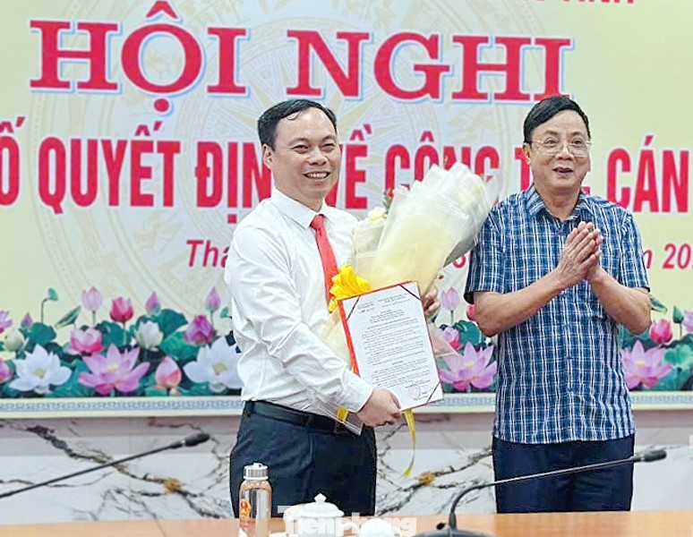 Tân Phó Chánh Văn phòng UBND tỉnh Lê Huy (bìa trái) nhận Quyết định, hoa chúc mừng của lãnh đạo tỉnh Thái Nguyên. (ảnh: T.N)