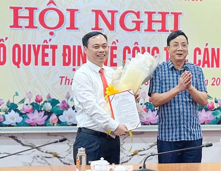 Tân Phó Chánh Văn phòng UBND tỉnh Lê Huy (bìa trái) nhận Quyết định, hoa chúc mừng của lãnh đạo tỉnh Thái Nguyên. Ảnh: T.N. Tân Phó Chánh Văn phòng UBND tỉnh Lê Huy (bìa trái) nhận Quyết định, hoa chúc mừng của lãnh đạo tỉnh Thái Nguyên. Ảnh: T.N.