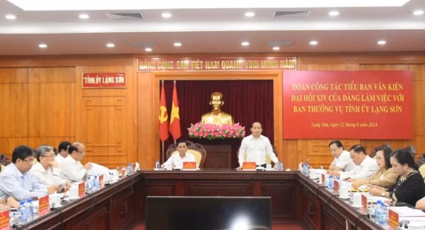 Bí thư Tỉnh ủy Lạng Sơn Nguyễn Quốc Đoàn (đứng, giữa) báo cáo về tình hình địa phương.