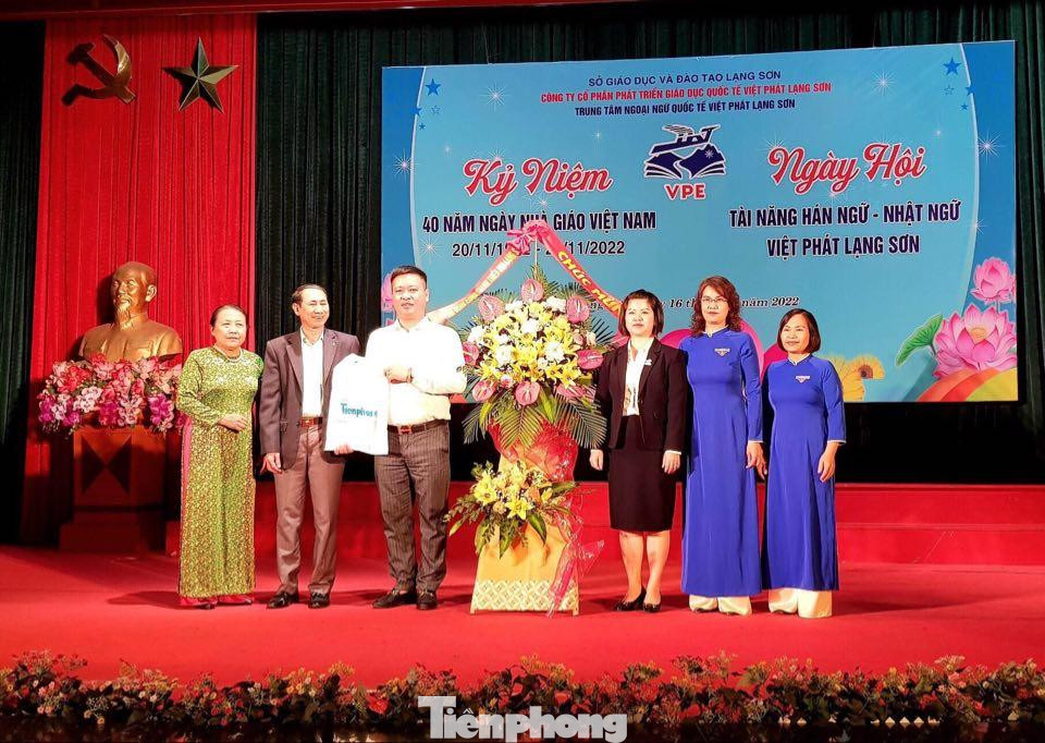 Nhân Lễ ký kết hợp tác và Kỷ niệm 40 năm Ngày nhà giáo Việt Nam (20/11), đại diện Tỉnh Đoàn và cơ quan báo Tiền Phong tại Lạng Sơn tặng hoa chúc mừng các Thầy cô giáo Công ty CP Việt Phát Lạng Sơn - Ảnh: Duy Chiến Nhân Lễ ký kết hợp tác và Kỷ niệm 40 năm Ngày nhà giáo Việt Nam (20/11), đại diện Tỉnh Đoàn và cơ quan báo Tiền Phong tại Lạng Sơn tặng hoa chúc mừng các Thầy cô giáo Công ty CP Việt Phát Lạng Sơn - Ảnh: Duy Chiến